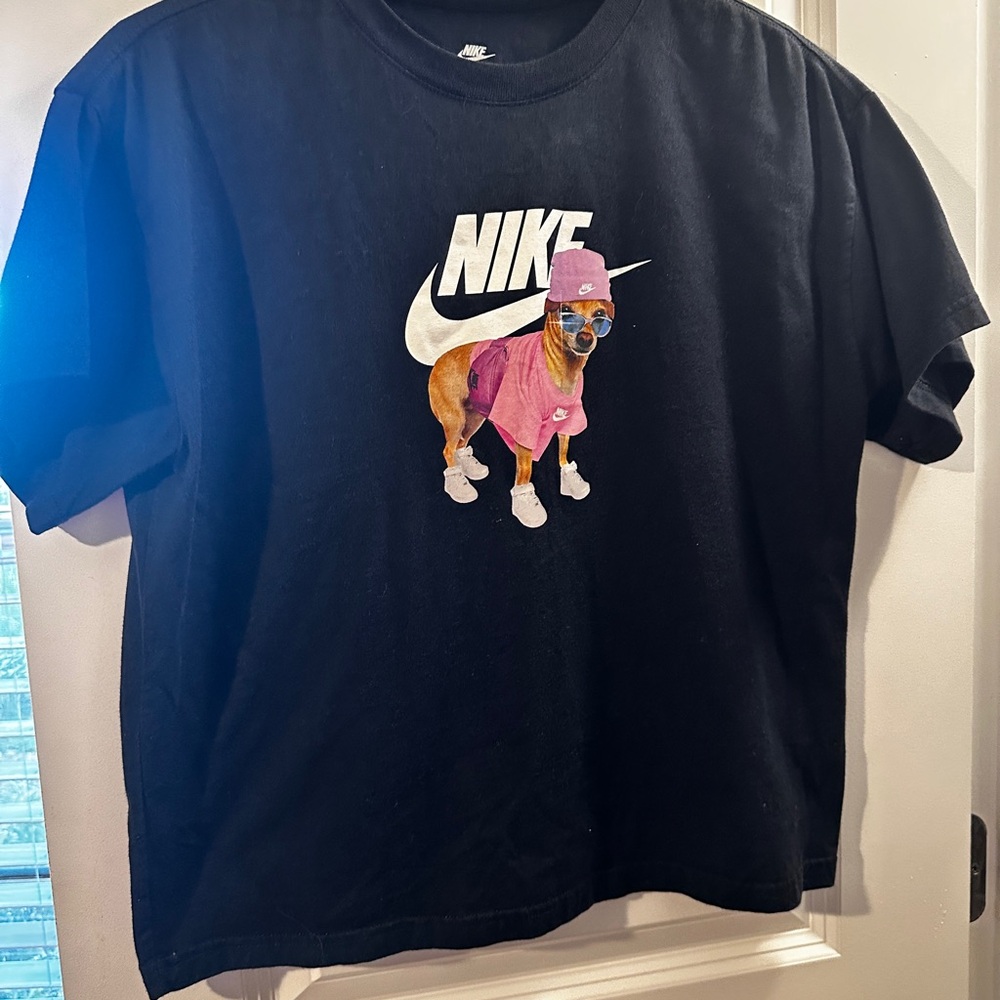 Nike Graphic T-Shirt – Youth XL (Loose Fit)
Brand new, never worn.